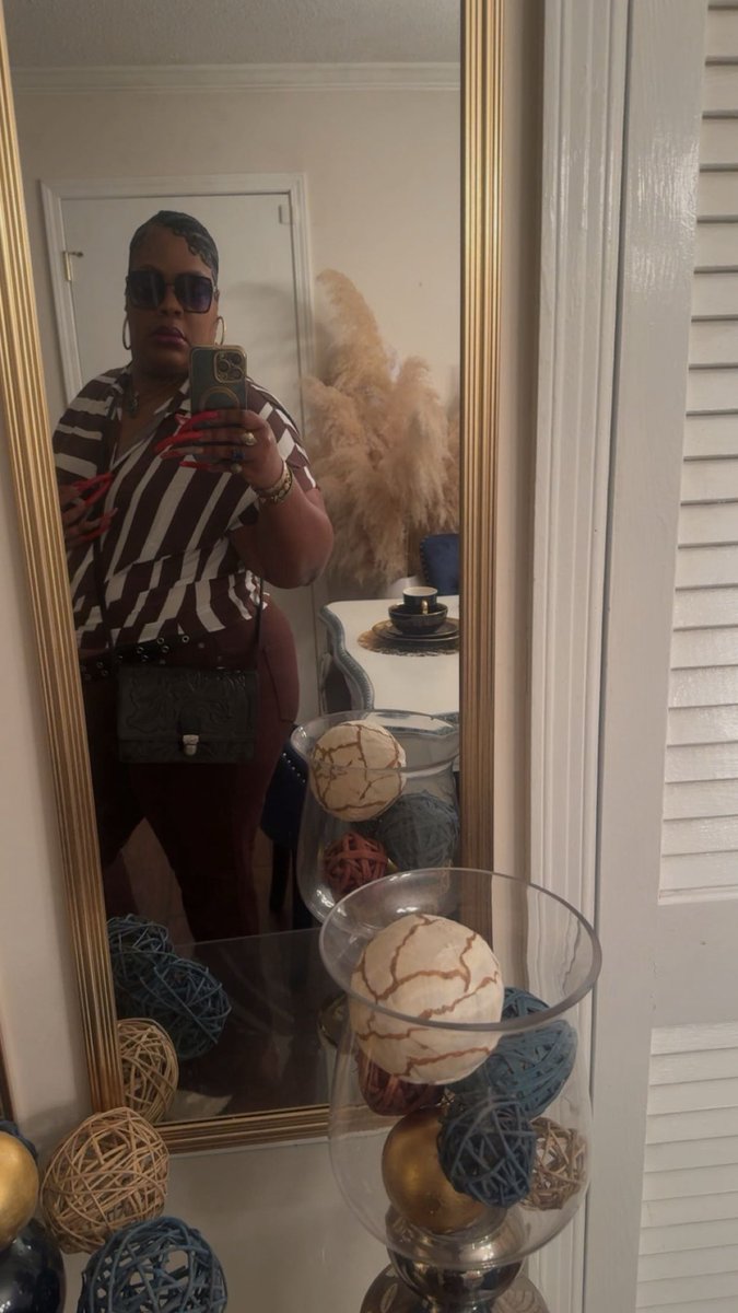 TheEarLaydee's tweet photo. Sometimes you gotta look to make sure it's all there 😎 https://t.co/aGzxUBCikW