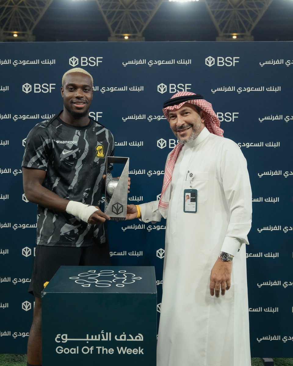 SPL's tweet photo. جورج إلينيخينا 🇳🇬

يتسلم جائزة هدف الأسبوع للجولة الخامسة المقدمة من @BSF_sa ⚽️🏆

#دوري_روشن_السعودي | #هدف_الأسبوع_BSF https://t.co/4MLTUfBsLq