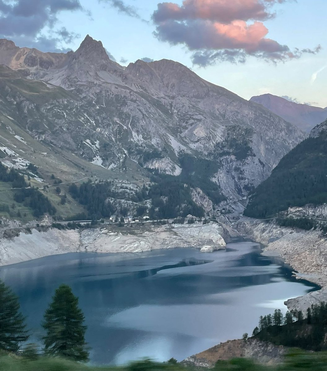 Montifringilla5's tweet photo. Le lac (artificiel) du Chevril. #Savoie #montagne #Alpes #Tarentaise #Tignes https://t.co/EEApasyoeb