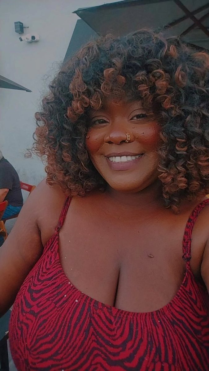 bombomdeusa's tweet photo. Coisas que talvez vocês não saibam sobre mim 👸🏾

• tenho 30 anos
• sou brasileira
• sou solteira 
• sou de São Paulo
• sagitariana com ascendente em touro 
• sou mimada e mandona
• amo comprar cosméticos
• não sou muito fã de álcool mas aprecio drinks docinhos
• sou maconheira safada
• amo sair pra comer e ouvir música 
• não sei dançar
• amo sair e viajar sozinha

Brazilian Black Goddess Findom Ebony