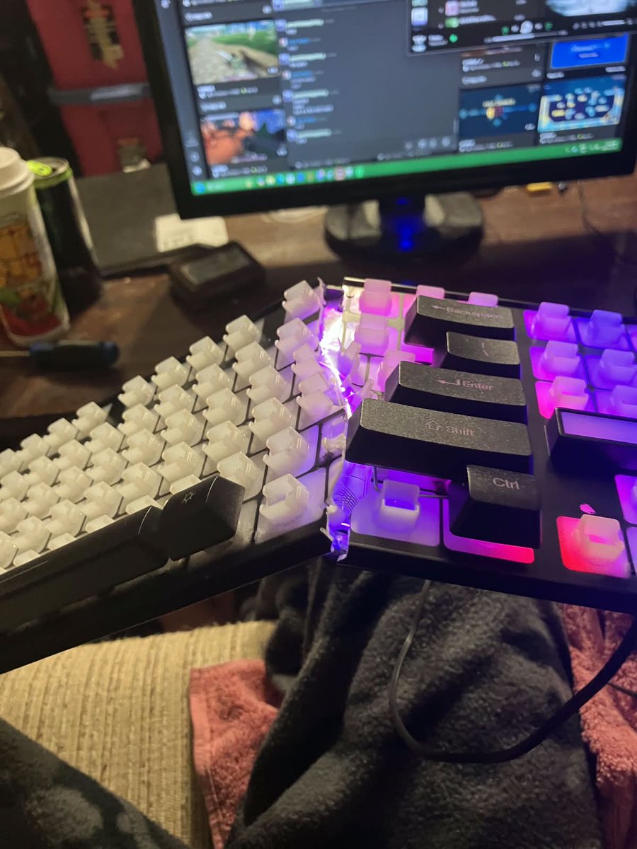 soddapopriko's tweet photo. RGB on, world off. 💜🖥️
#Envtuber #Vtuber https://t.co/KBqatdvZaf