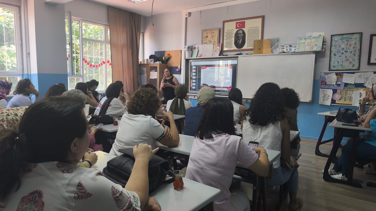 FatihilceMEM's tweet photo. 🔹Türkiye Yüzyılı Maarif Modeli (TYMM) Okul Öncesi Programı kapsamında, okul öncesi öğretmenlerimize yönelik tanıtım semineri Fındıkzade İlkkokulumuzda gerçekleştirildi.

Eğitim görevlimiz Seyha Dalfidan tarafından verilen ve üç gün sürecek seminerde, yeni programın uygulanmasına ilişkin bilgilendirme ve değerlendirmeler yapılıyor.

Öğretmenlerimizin mesleki gelişimlerini destekleyen eğitim çalışmalarımız devam ediyor.

@tcmeb @Yusuf__Tekin @MucahitYentur @cepni44
