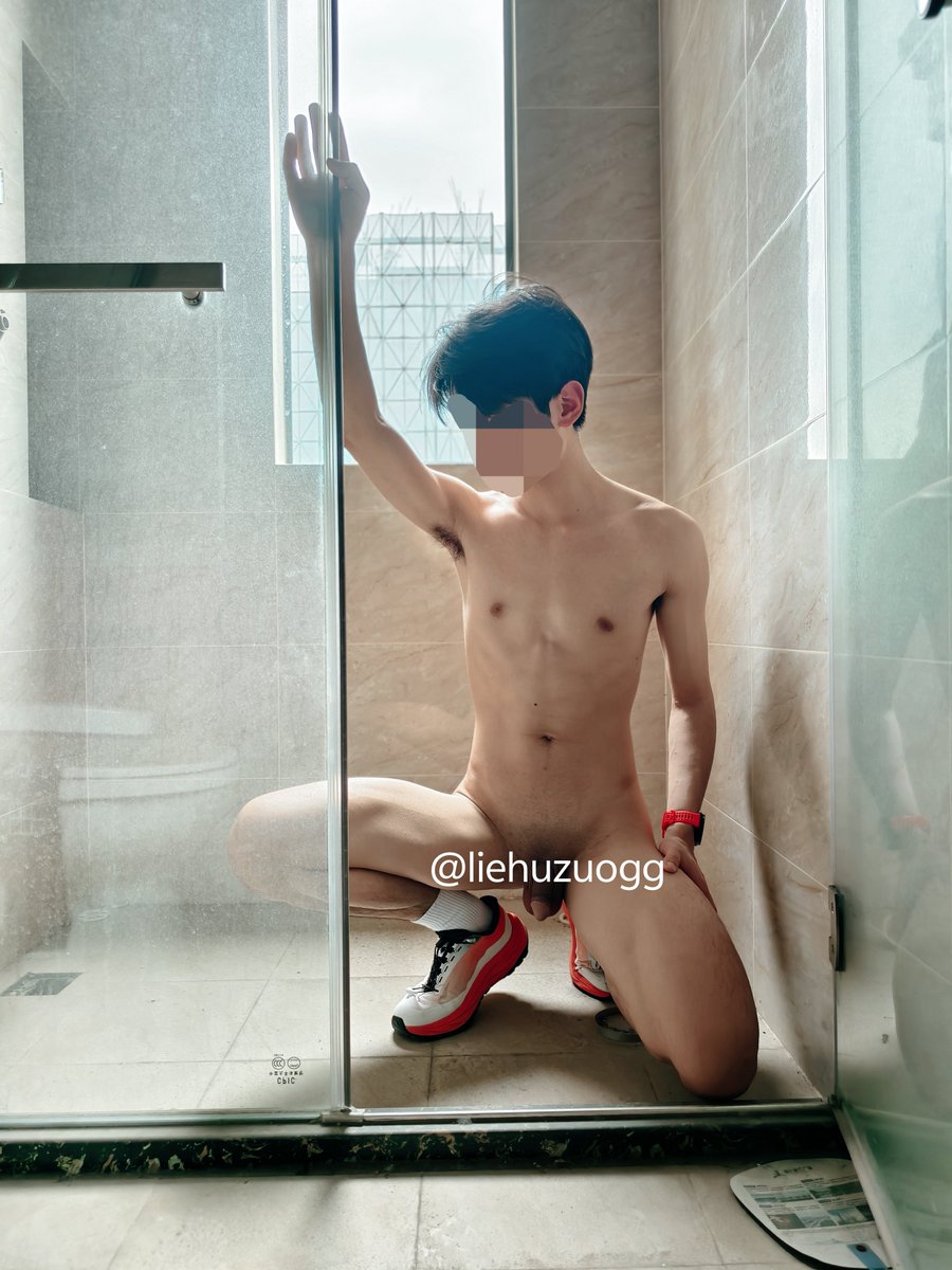 liehuzuogg's tweet photo. 爱上了发推怎么办，这里是是另一个我。#野裸 #天体 #裸体 #男大 https://t.co/eDZYkhO0hq