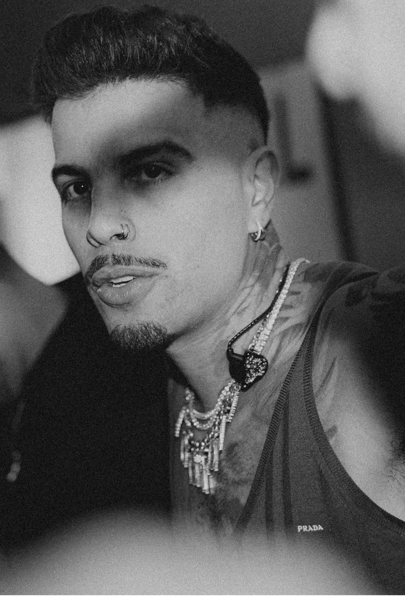 TeamRauwPR's tweet photo. Rauw Alejandro X Esquire 

⤵️ Link para ver el Q&amp;R
 https://t.co/W5bWeJOxA6 https://t.co/bmPUQHbgWU