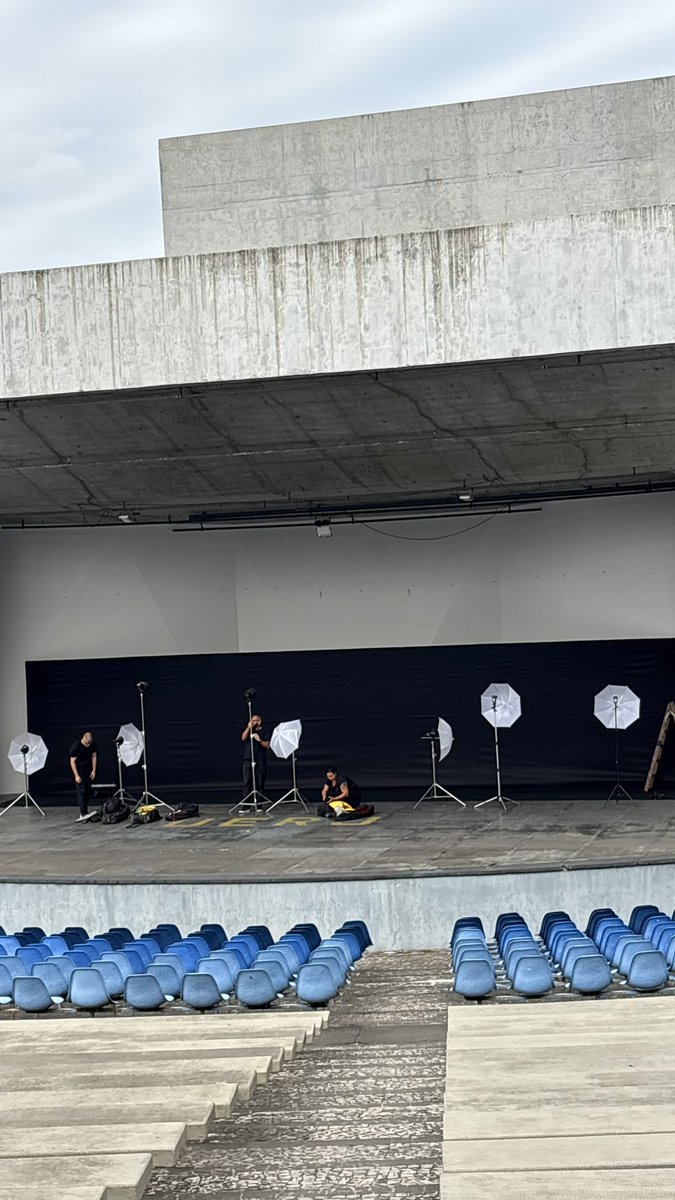 houseofmich's tweet photo. tão montando uma estrutura aqui na concha acústica da uerj e to achando que a demi lovato vai trazer a it’s not that deep pra cá antes do rock in rio!

concha x palco da demi https://t.co/2t3m58H8ps