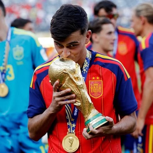 rorakcam's tweet photo. "Grandpa, thank you for putting this love of football in my blood. You may not be here, but you are still part of my entourage" - pedri ☹️❤️ https://t.co/n2wsa7Cnjj