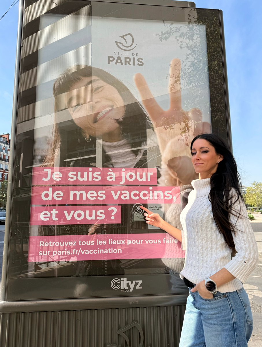 Amelie_Paul's tweet photo. OÙ EST PASSÉ LE DEUXIÈME DEGRÉ?

Cette photo est probablement la meilleure illustration possible de ce post.

Comme vous pouvez vous en douter, je suis parfaitement à jour dans mes vaccins, celui contre la rage inclusivement. 😂

Voilà. Ceux qui ont compris peuvent continuer.

En fin de semaine, j’ai publié une vieille capsule où j’imitais Céline Dion chantant Piaf aux Jeux olympiques de Paris.

Évidemment, on m’a répondu: «Tu n’as pas le talent de Céline.» «Tu ne lui arrives pas à la cheville.»

Eeeeeeeee... MERCI SHERLOCK. 😂 Vous allez aussi m’apprendre qu’Usain Bolt court plus vite que moi ou on garde cette révélation pour demain?

Où est passé le deuxième degré? La subtilité? Le discernement? La capacité de comprendre un clin d’œil sans qu’on doive écrire: «ATTENTION: CECI EST UNE JOKE.»

On semble perdre la nuance, l’ironie, l’exagération, la caricature. Tout devient littéral.

Le deuxième degré demande du discernement. Il faut être capable de tenir deux informations dans sa tête en même temps: ce qui est dit et ce qui est réellement signifié.

Être une personne publique, c’est être aux premières loges pour remarquer cette perte de subtilité et de discernement.

Heureusement, la plupart comprennent mes niaiseries sans demander une expertise psychiatrique pour savoir si je me pense réellement aussi hot que Céline. 😂

Alors oui, je vais continuer l’ironie, le sarcasme et le deuxième degré. Je refuse de parler à tout le monde comme si c’étaient des imbéciles.

Pour éviter toute confusion:

Céline Dion chante mieux que moi.
Usain Bolt court plus vite que moi.
Einstein était meilleur que moi en physique.
Gordon Ramsay fait une meilleure omelette que moi. 

Bon... ça, c’est pas dur... mon neveu de 3 ans en fait sûrement une meilleure. Mais mon absence de talent culinaire est un autre dossier... 

Par contre, personne ne fait de meilleures Vérités Brutales que moi! 🤣

P.-S. Team 1er degré: ceci est une blague. Je ne prends pas de vaccin. Si je dois encore le préciser en 2026, on a un autre problème...

🇫🇷 Et parlant de Vérité Brutale... «Le fabuleux destin d’Amélie Paul» revient à Paris le 8 octobre! 
France, Belgique, Suisse aussi! 👇