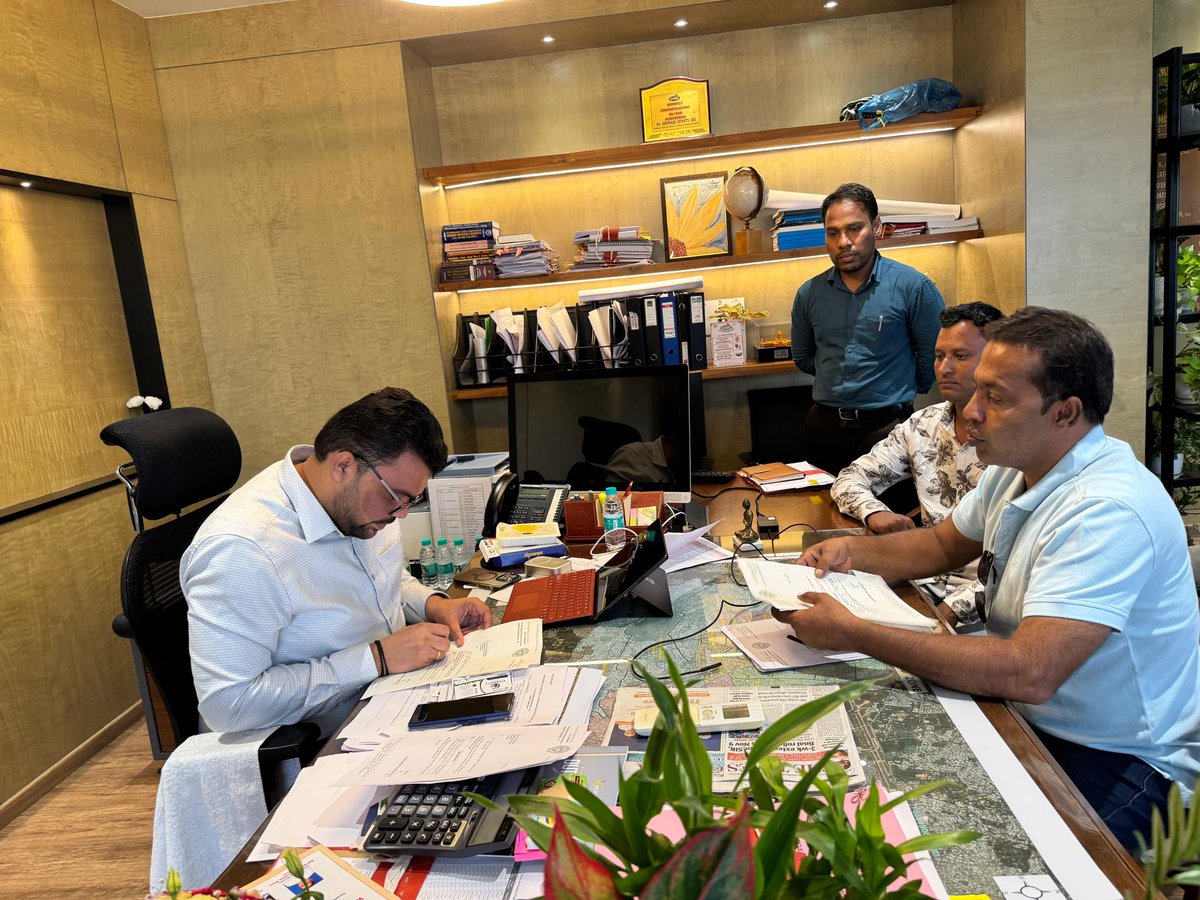 ZafarCorporator's tweet photo. On the Instructions of @aimim_national #President @asadowaisi sb & @Md_MajidHussain sb,
@ZafarCorporator Visited GHMC Head office & Held Meeting with Kairtabad #Zonal #Commissioner Badhavath Santosh (IAS) Regarding Pending Development works of Mallepally Division. https://t.co/264MiluYID