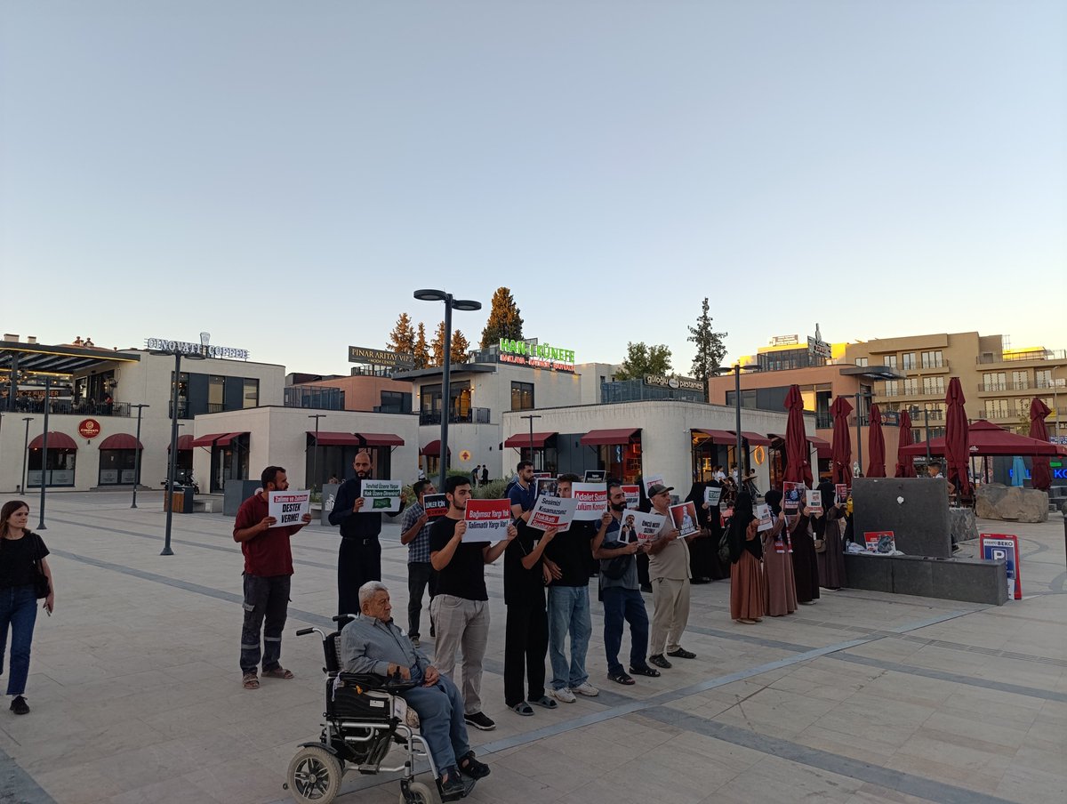 FurkanHarekti02's tweet photo. Klavyeden korkan bir zihniyetle karşı karşıyayız. Tweet attık diye ifadeye çağrılmak bu ülkedeki adalet krizinin özetidir. Ne Furkan Hareketi bir suç örgütüdür ne de hakikati haykırmak suçtur!

HükümlüDeğil Tutuklu
SuçluyuDeğil HaklıyıOvme https://t.co/emZc14Yqey