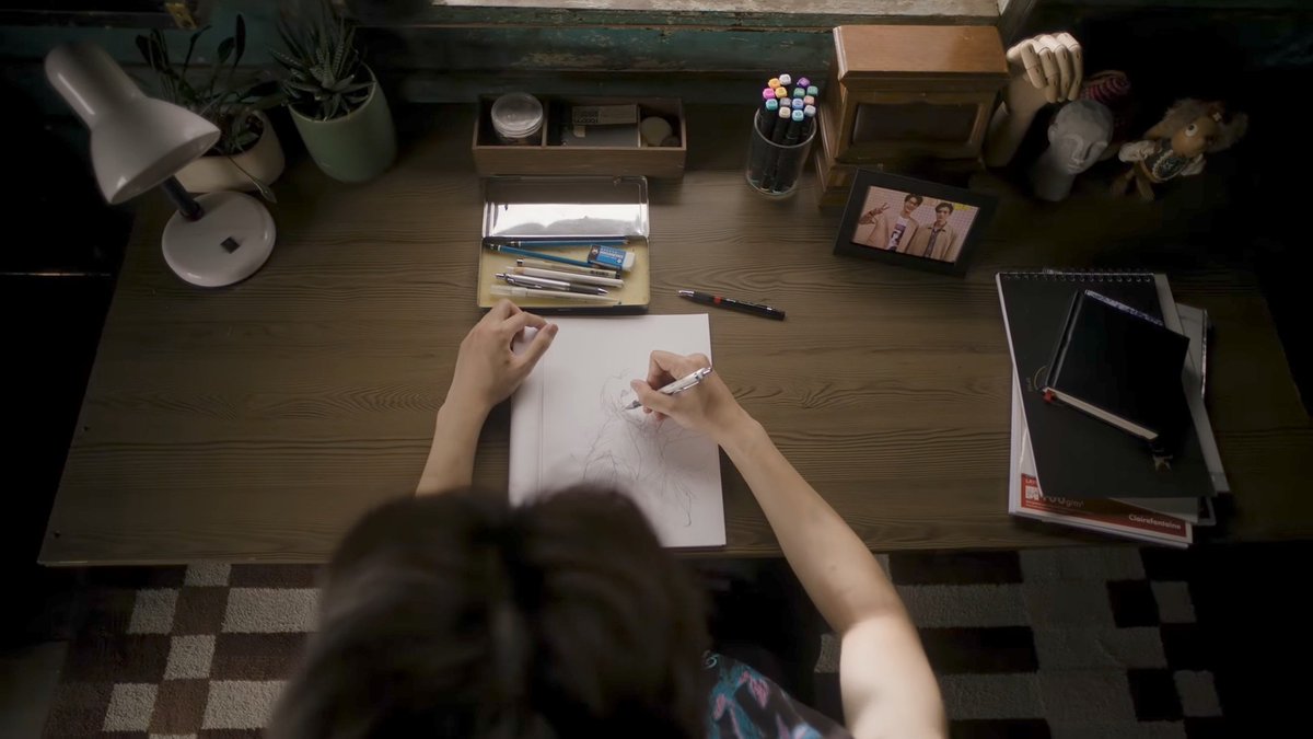 milkwithbiscuit's tweet photo. an entire year hiding from everyone and everything, yet the single picture kaye still keeps on his desk, where he's probably never stopped drawing phat over and over again, is the very first one they took together at his fm.

that detail was DIABOLICAL 😭😭

#MrKillSeriesFinalEP https://t.co/YNJ9iRVY14