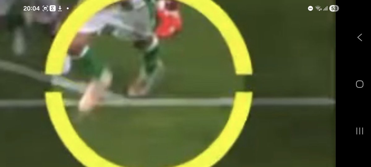 Paul_Tenorio's tweet photo. Dice 'Tiempo de Revisión' que Bartra no pisa la línea y el penalti no debió repetirse, pero:

A) No veis que la línea del área adelgaza donde tiene Bartra el pie?
B) No veis el empeine de Bartra antinatural, truncado en una línea recta? https://t.co/YXPRDyGe2R