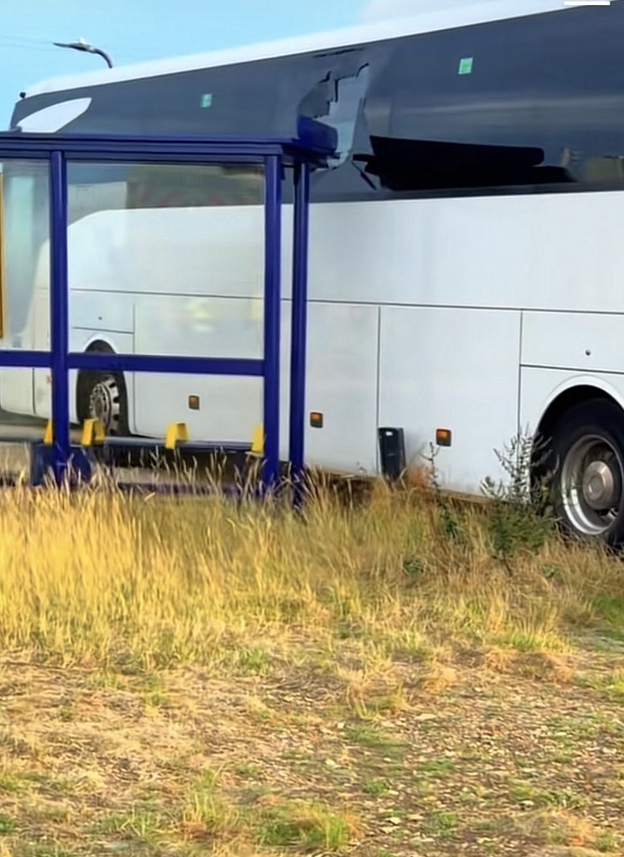 BritishBitch45's tweet photo. This is the coach with the smashed window at #Eastney #Portsmouth on Sunday. The one the mainstream media said the ‘far right thugs’ threw a brick at. Turns out the driver got a bit too close to the bus stop…

Can’t park there mate 🙊 https://t.co/BRvc2CcQJh