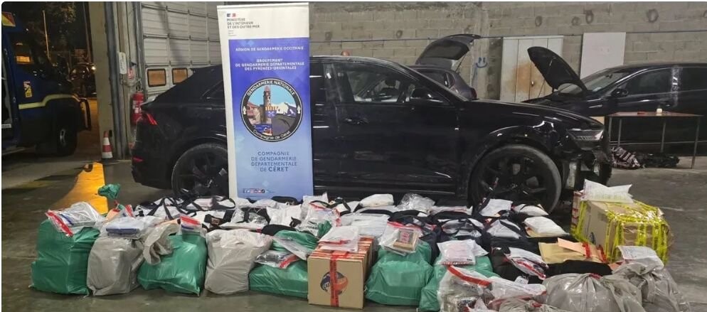 le_Parisien's tweet photo. Un jeune de 20 ans écroué après avoir été interpellé avec 934 kg de cocaïne
➡️ https://t.co/Uxkt7IsuHw https://t.co/t8QbirGyRv