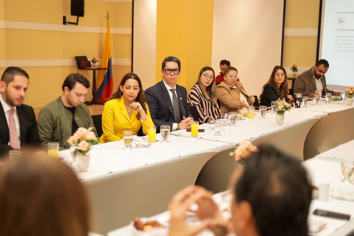 pedrohflorez's tweet photo. La agenda digital no puede quedarse en Bogotá ni avanzar sin reglas claras.

Hoy conversamos con la @CRCCol sobre una agenda que será clave para el Congreso: conectividad, protección de los usuarios, competencia, mercados digitales y los nuevos desafíos regulatorios que trae la tecnología.

Desde la @ComVISenado seguiremos defendiendo una regulación que proteja derechos sin frenar la innovación y, sobre todo, que cierre las brechas que todavía separan a las regiones de las oportunidades del mundo digital.

La tecnología avanza rápido, El Estado tiene que estar a la altura.

#TransformaciónDigital #Conectividad #SenadorDeLasRegiones #UnPaísParaTodos
