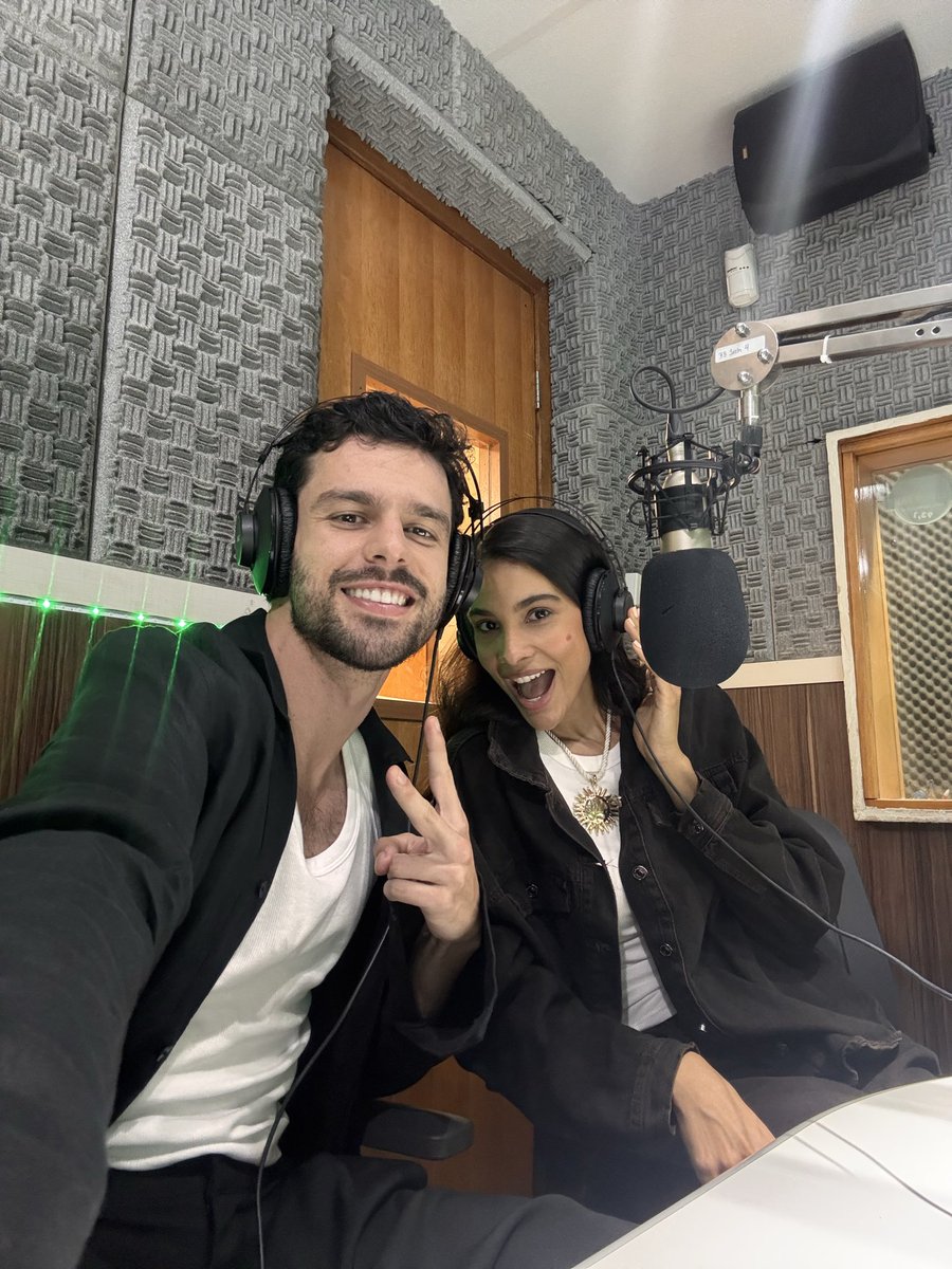 mirandaolucas's tweet photo. 1 ano atrás quando eu e @anadesantanaa dávamos entrevistas contando sobre o lançamento de #vermelhosangue https://t.co/64ZLLOEFAH
