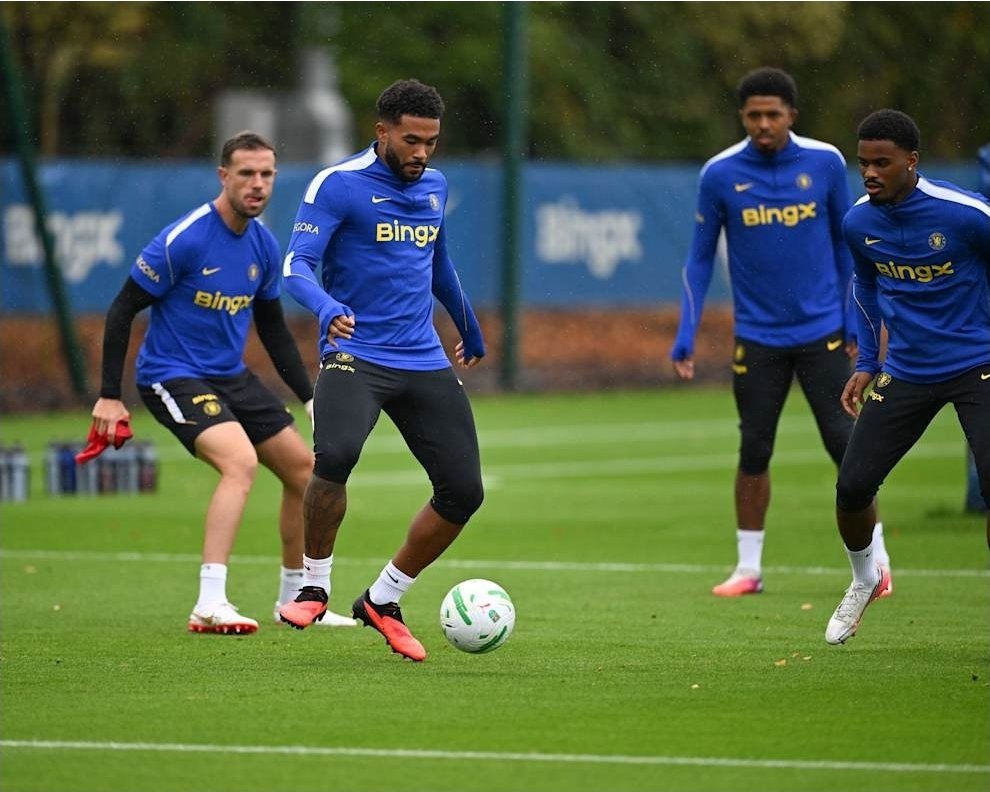 Blue_Footy's tweet photo. Henderson is training but not playing. https://t.co/8TOVYqYxSB