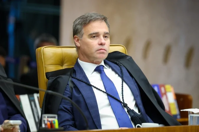 meioindep's tweet photo. 🚨BASTIDORES: Mendonça soube que PF vasculhava sua vida e mudou hábitos

Ministro passou a pedir que visitantes coloquem os celulares em uma caixa blindada, capaz de bloquear os sinais dos aparelhos, antes de conversas reservadas. Também liga um sistema de som e mantém música erudita tocando ao fundo para dificultar eventuais escutas no local.