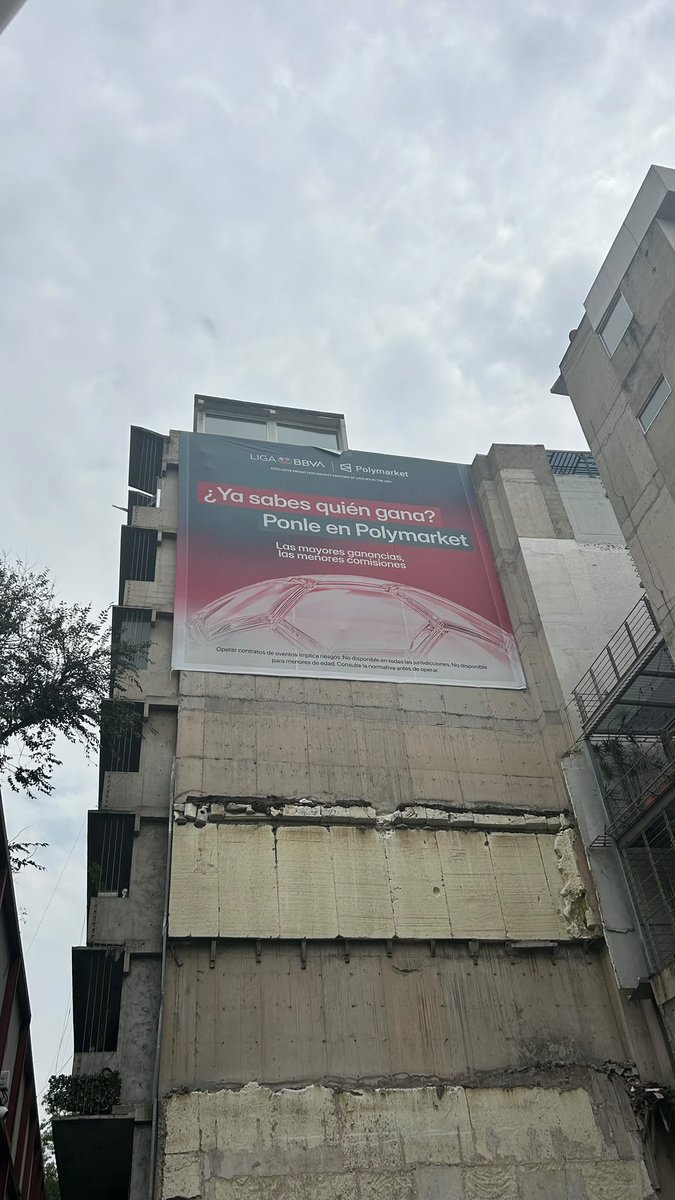 Rhevolver's tweet photo. Salí a comprarme unos tacos de huevito con arroz aquí en la Condesa y me topé con esto. Procedo a regresar al edificio, me falta lavar los baños y limpiar la oficina del patrón🤙🏼 https://t.co/WU0NjR0EW4