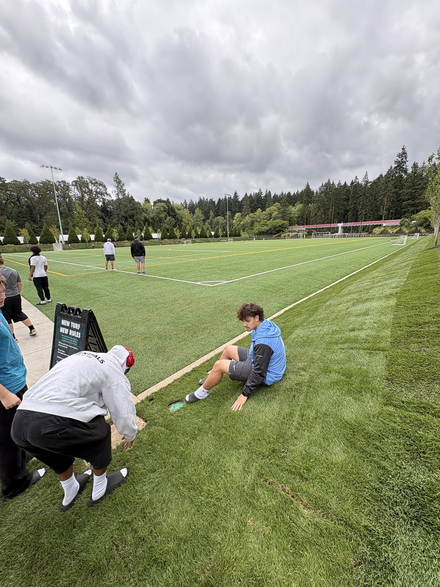 KadenMitchell99's tweet photo. Great team trip to Oregon tuff loss to Lake Oswego. We will bounce back. 3 Games left till #59 returns. Thank you to coaches and staff for making it happen. #transfer 
@JoeBushman5 
@CoachHamzaAZ 
@OLCoachFelina 
@CoachMachadojr 
@CasteelFootball 
@lewisandclark https://t.co/YokCXWVzOK
