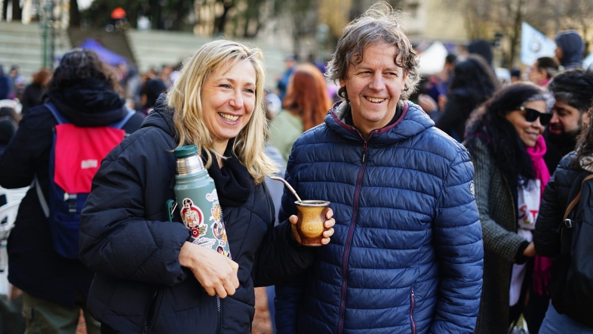 izquierdadiario's tweet photo. Atas-Intel/Bloomberg. Nueva encuesta vuelve a ubicar a Myriam Bregman como la dirigente con mayor imagen positiva.  Según el informe Latam Pulse Argentina de agosto, la diputada y referente del PTS-Frente de Izquierda supera a los exponentes (y eventuales candidatos) del Gobierno y del peronismo. Cosecha un 43 % de imagen positiva en una encuesta nacional. Debajo, por amplio margen, se ubican CFK, Patricia Bullrich, Axel Kicillof y Javier Milei.
 https://t.co/x70ptK2LYE