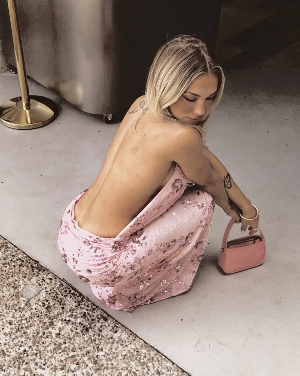 dosisdulce's tweet photo. ⠀⠀ ⠀⠀ ⠀⠀ ⠀⠀ ⠀       
     ⠀                 elena ⠀ victoria ⠀ carrión.
                         twenty – seven. lesbian.
                         mother. personal trainer. https://t.co/fN7XAxQ0CK