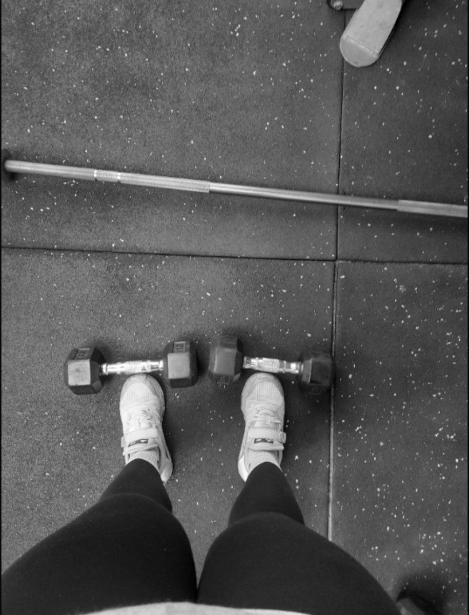 _popcornGirl_'s tweet photo. Bien poderosa con mis pesitas de 2 libras… 😂💪🏻 https://t.co/5rMGOLJeIa