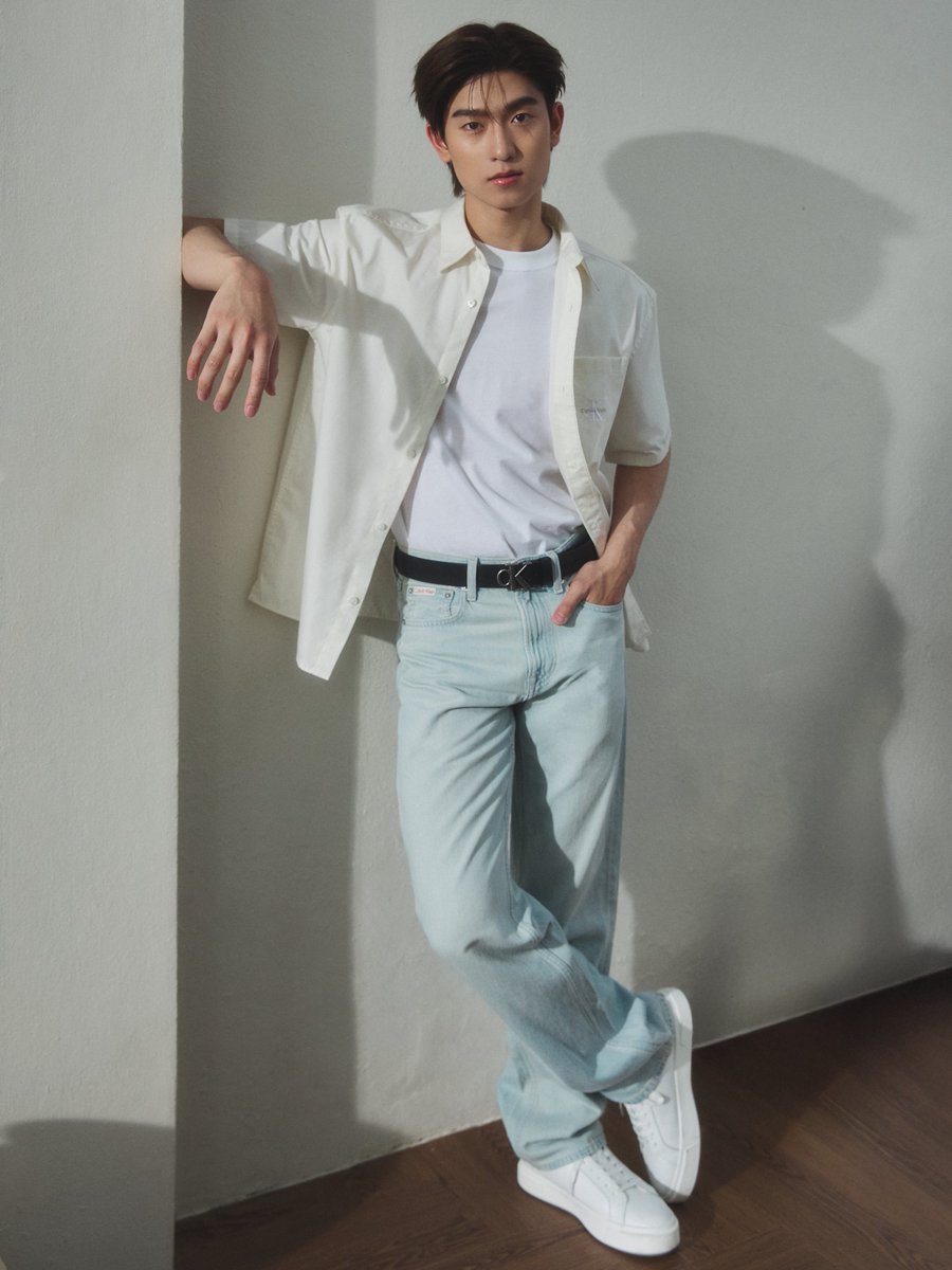 KAOHIT_ENT's tweet photo. เผยลุค หลิงหลิง @linglingkwong โทมัส ธีรทัศน์ @thomaschungmanirat และซี ทวินันท์ @sea_tawinan 

#Linglingkwong #sea_tawinan #tthomastc
#LinglingKwongxCalvinKlein
#CalvinKleinXThomas 
#CALVINKLEINXSEA
#CALVINKLEINSS27
#CALVINKLEIN 

เตรียมออกเดินทางสู่มหานครนิวยอร์ก เพื่อร่วมชม Calvin Klein Collection Spring 27 Runway Show ในวันที่ 12 ก.ย. 69 เวลา 02.00 น. ตามเวลาประเทศไทย ซึ่งนับเป็นครั้งแรกของทั้งสามในการเข้าร่วมชมแฟชั่นโชว์ของ Calvin Klein

ทั้งสามสวมใส่ไอเท็มจาก Calvin Klein Fall 2026 โดดเด่นด้วยกางเกงยีนส์ที่พอดีกับรูปร่างและสไตล์เฉพาะตัว ถ่ายทอดความมินิมอลอันเป็นเอกลักษณ์ของแบรนด์และสะท้อนความมั่นใจของแต่ละคนได้อย่างลงตัว

@calvinklein