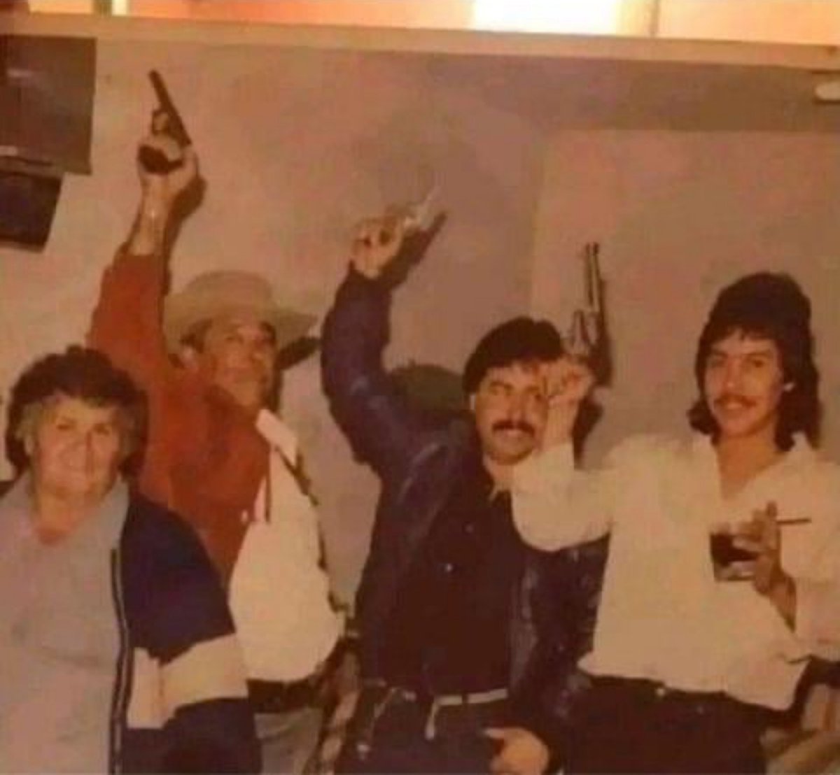 FilosofiaMderna's tweet photo. o povo brasileiro nos anos 80 de fato https://t.co/e4D8LYwLWK