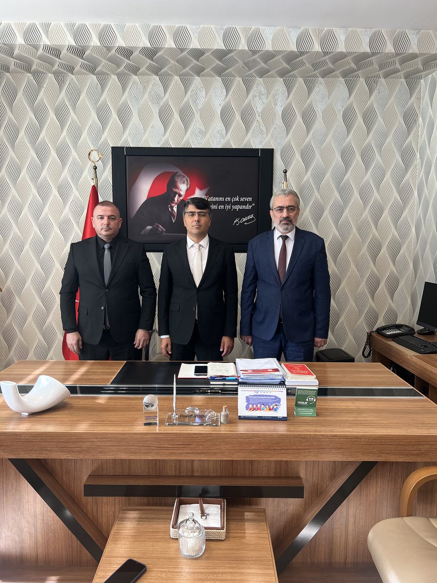 yesillibrahim's tweet photo. Bayrampaşa ilçe milli eğitim müdürümüz Sayın Hüseyin Aydın hocammızı makamında ziyaret ederek hayırlısı olsun dileklerimizi ilettik .￼ Kıymetli hocamıza yeni görevinde başarılar dilerken nazik misafirperverlikleri için de teşekkür ettik .￼￼￼ https://t.co/ubJ8sJkM6y