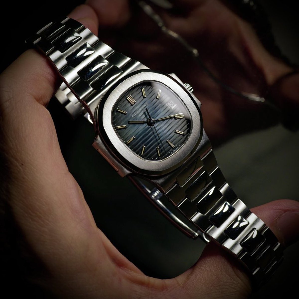 TheSlowTick's tweet photo. Great photo of the Nautilus
📸: @aschenbach1003
#horology #watchmaking #luxury #watches #photography #PatekPhilippe https://t.co/MQitJMcKaf