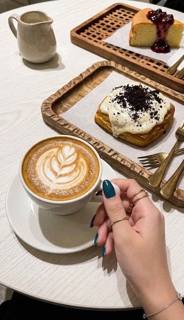 LemonoGirlZ's tweet photo. Just taking a little coffee break, then I’m going back to being your favorite VTuber. ☕💖 https://t.co/wsr8OItLU6