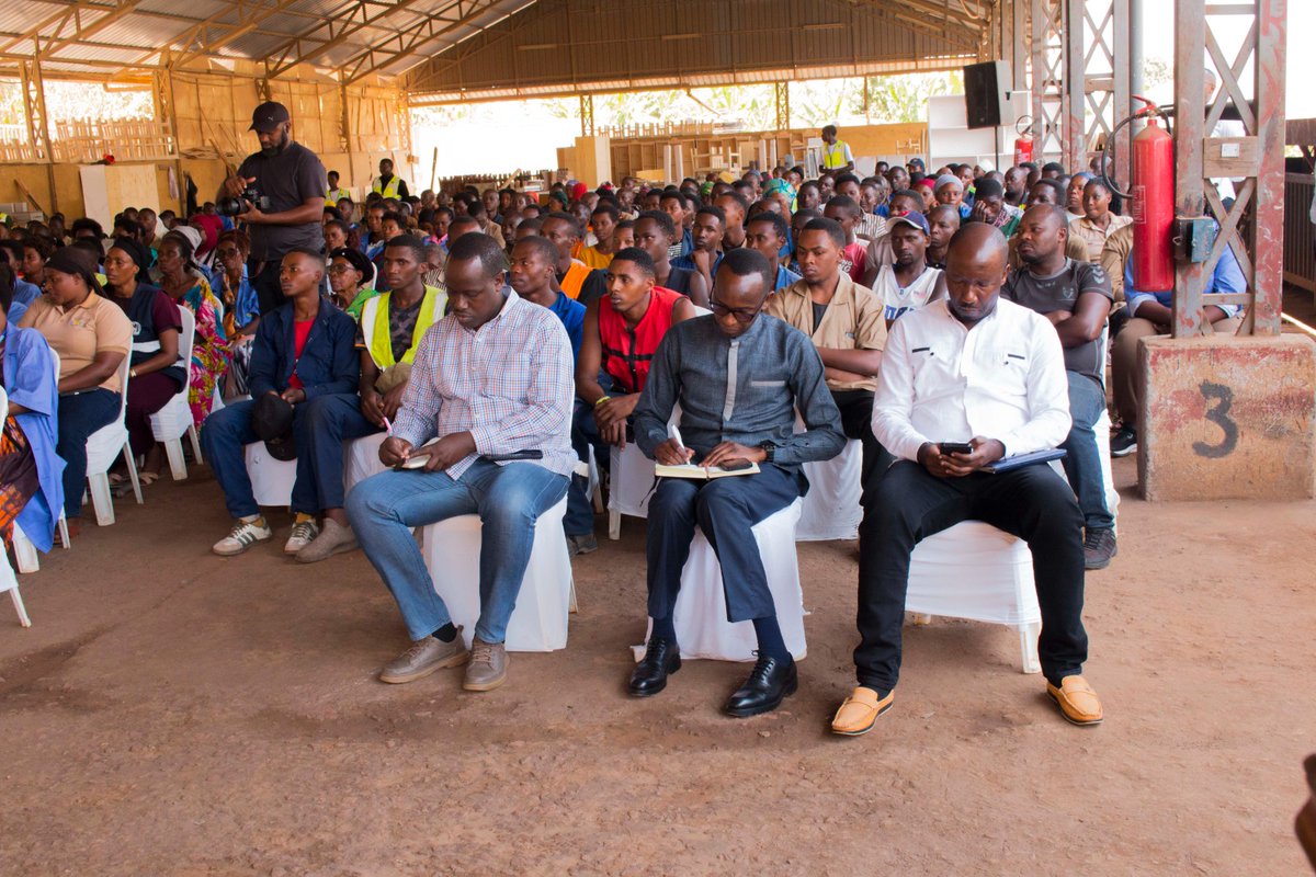 rwamaganaph's tweet photo. Yanasuye kandi agirana ikiganiro n'abaturage biganjemo urubyiruko, bakorera mu gakiriro ka Rwamagana, ku bijyanye no kwirinda kunywa ibinyobwa bitujuje ubuziranenge. @RwandaHealth @RBCRwanda @RwamaganaDistr @RwandaEast https://t.co/yIqUmsElMZ