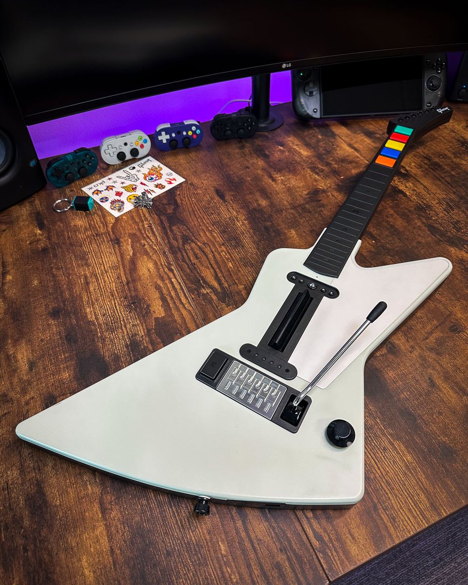 crkdgg's tweet photo. You guys like the new desk setup? https://t.co/2ytE5bMcTG
