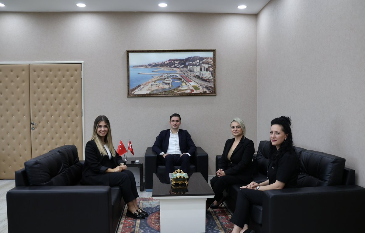 g_kozlu's tweet photo. MBA Okulları Zonguldak Kampüsü Müdürü Ceylan DEMİRCİ,Kurumsal Tanıtım Müdürü Merve SAVAŞ,Lise Müdürü Didem YAVUZARSLAN,Kaymakamımız Sn.Evren ÇAKIR’ı makamında ziyaret ederek hayırlı olsun dileklerini ilettiler.
Sn.Kaymakamımız,nazik ziyaretleri için teşekkür etti.
@TC_icisleri https://t.co/M6eoj6Egvn
