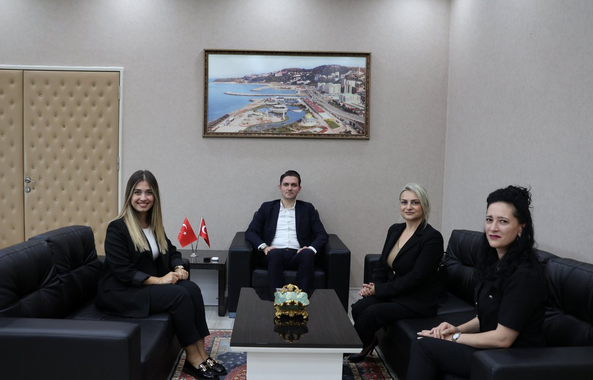 g_kozlu's tweet photo. MBA Okulları Zonguldak Kampüsü Müdürü Ceylan DEMİRCİ,Kurumsal Tanıtım Müdürü Merve SAVAŞ,Lise Müdürü Didem YAVUZARSLAN,Kaymakamımız Sn.Evren ÇAKIR’ı makamında ziyaret ederek hayırlı olsun dileklerini ilettiler.
Sn.Kaymakamımız,nazik ziyaretleri için teşekkür etti.
@TC_icisleri https://t.co/M6eoj6Egvn