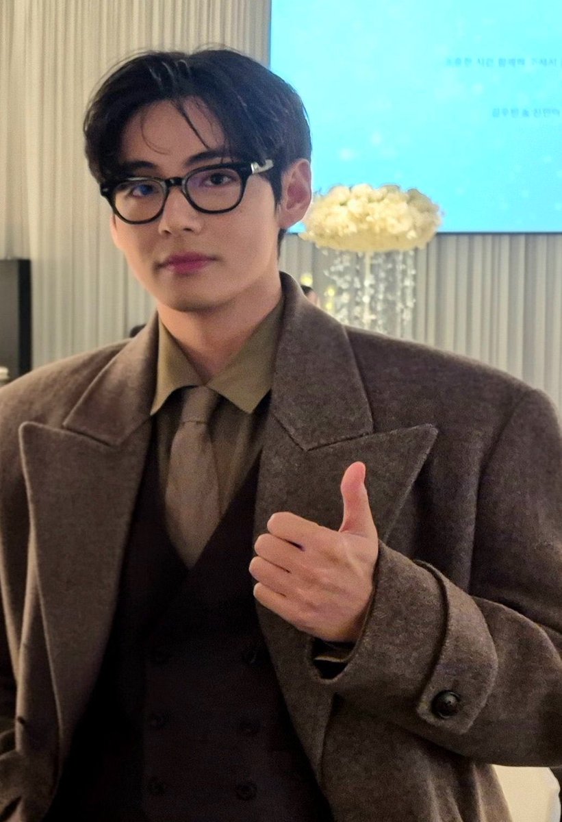 vantegirllie's tweet photo. and he became one of the few korean celebrities who actually know how to dress for a wedding😭 https://t.co/sjeilcBSAv
