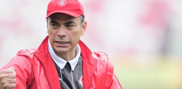LucasCollar's tweet photo. 🚨Reunião convocada por Alessandro Barcellos tratou de mudanças no futebol. Uma das ideias era a entrada de Roberto Siegmann como vice-presidente de futebol até Dezembro. Com ele, o nome de Clemer para substituir Pezzolano, ganharia força. Decisão foi de manutenção de Pezzolano e Fabinho até o jogo contra a Chapecoense. Mais detalhes no canal!