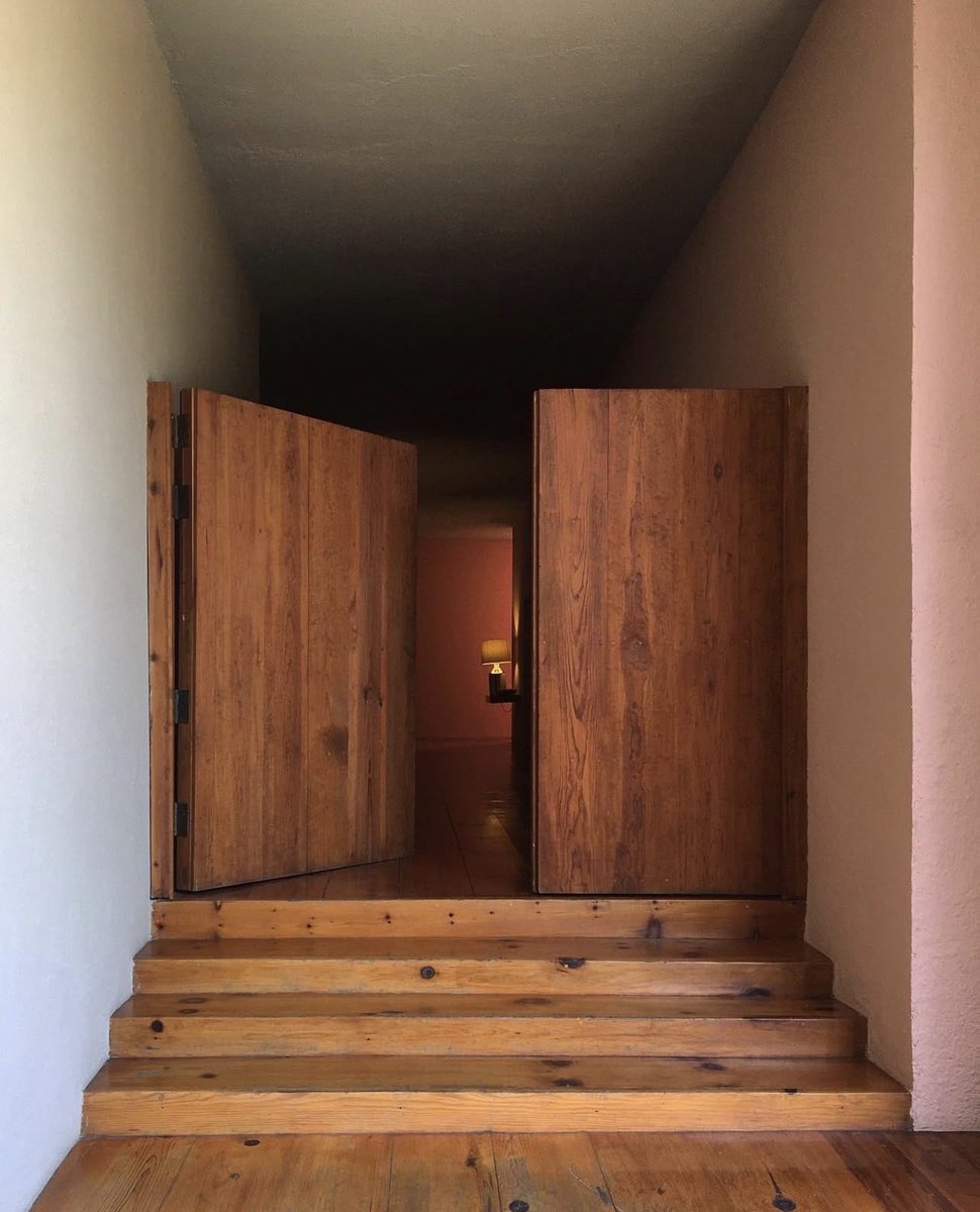 hectorvelazhv's tweet photo. La puerta de Luis Barragán chequen la escala es impresionante ! https://t.co/AsGRPG80BH