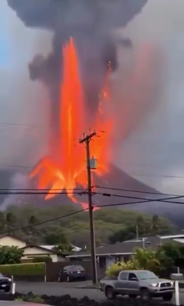 etnaboris's tweet photo. There is, as has become pretty much custom nowadays, a hellish amount of misinformation and misleading images &amp; video circulating about the latest eruption of Anak Krakatau. Here are the most viral examples: two fake AI videos and an authentic video of Anak Krakatau in 2018 (1/9) https://t.co/xlKYPj3FP6