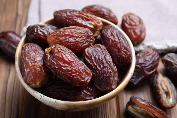bakhsh_reda's tweet photo. اعتقد ان التمر إلى الآن لم يأخذ حقه كمكوّن غذائي في المطبخ السعودي و العربي .. 

اش المانع ان يتم اضافة التمر للرز او المشويات و الإيدامات و الطبخ عموما .. حتى كطبق جانبي او بهار .. 

التمر مكون فيه حلاوه خفيفة من الممكن ان يتم استبدال مكون العسل في الطبخة بالتمر .. اش المانع !؟ .. المطاعم الفاخرة تضيفه .. ليش ما تنتشر الوصفات !؟