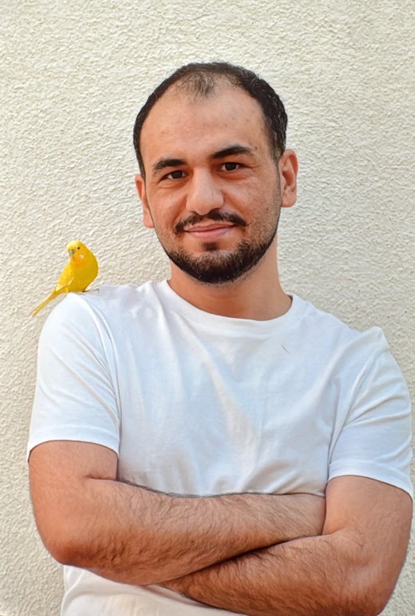 sevincozarslan's tweet photo. Bugün bu fotoğraf beni o kadar çok etkiledi ki... Annesiyle konuşurken içim kan ağladı. 

Karşınızda 10 yıldır hapiste olan kursiyer teğmen Taner Doğan var. Yüzünde, bütün haksızlıklara rağmen koruduğu iç huzuru; dudaklarında mütevazı bir gülümseme, omzunda ise yıllardır hayata tutunmasını sağlayan sarı kanaryası…

Taner, hücresinde kanaryasıyla birlikte ders çalıştı. YKS’de eşit ağırlık alanında Türkiye 1.738’incisi oldu. Marmara, Ankara, Hacettepe ve İstanbul hukuk fakültelerine girebilecek puanı aldı; Çankaya Üniversitesi Hukuk Fakültesinin tam burslu kontenjanına birinci sıradan yerleşti.

Ancak sırf hapiste olduğu için bir yıldır eğitimine başlayamıyor; okuma hakkı elinden alınıyor.

Bir insanın özgürlüğünü aldınız, gençliğini aldınız; şimdi geleceğini de alıyorsunuz.

Bu vicdansızlığı daha ne kadar görmezden geleceksiniz?

KanserHastası HalilAl
https://t.co/Ej6YR3Y3f2