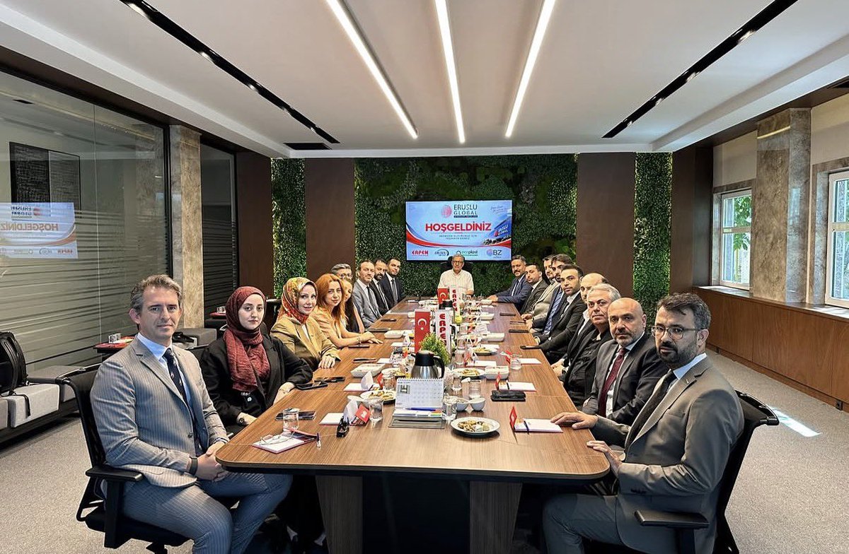 _zelihakurt's tweet photo. MÜSİAD Ticaret Kurulları Komisyonu tarafından düzenlenen Anadolu Ticaret Buluşmaları programının ilki MÜSİAD Gaziantep Şubesi ev sahipliğinde gerçekleştirildi.

Firma ziyaretleri ile başlayan program, Anadolu Ticaret Buluşmaları ile devam etti.

Programın açılışında MÜSİAD Gaziantep Şube Başkanı Faruk Özdurdu ile MÜSİAD Ticaret Kurulları Komisyonu Başkanı Abdullah Bozatlı katılımcılara hitap etti.

Program kapsamında, firmaların yeni pazarlara ve müşterilere ulaşmalarına katkı sağlayacak müşteri bulma, pazar araştırması ve ticari istihbarat konularında bilgilendirmelerde bulunuldu. Ayrıca Türk Eximbank İhracat Finansmanı kapsamında ihracatçı firmalara sunulan finansman imkânları ele alınırken, T.C. Ticaret Bakanlığı İhracat Destekleri hakkında da katılımcılara kapsamlı bilgiler aktarıldı.

Soru-cevap bölümleriyle devam eden programda, katılımcıların ticaret ve ihracat süreçlerine ilişkin soruları değerlendirilerek karşılıklı bilgi paylaşımında bulunuldu.

İş dünyasının ihracat kapasitesinin geliştirilmesine, firmaların finansman imkânları ve kamu destekleri konusunda bilgilendirilmesine katkı sağlamayı amaçlayan Anadolu Ticaret Buluşmaları - Gaziantep Programı, genel değerlendirme ve kapanış bölümüyle tamamlandı.