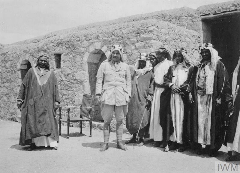 AF_Archive13's tweet photo. د خپلواکۍ په نوم جګړه، د وېش په پایله کې د پېړیو اسلامي خلافت نړېدل!!

د ۱۹۱۶ کال په جون کې، شریف حسین بن علي  چې د مکې امیر وو د حجاز له خاورې  د عثماني خلافت پر ضد عربي پاڅون پیل کړ، د عربو د مشرانو اصلي هیله دا وه چې د عثماني واک له پای ته رسېدو وروسته یو خپلواک او پراخ عربي دولت جوړ کړي، هغه دسیسه چې د واک تږي عربان یې د یوه لوی اسلامي خلافت نړېدو ته اړ کړل.
 برتانیې له دوی سره د وسلو، پیسو او پوځي ملاتړ ژمنه وکړه او عربانو د عثماني ځواکونو پر ضد جګړه پیل کړه، داسې جګړه چې عرب مشرانو پکې د خپل سلطنت او لویې پاچاهۍ خوبونه لیدل، داسې خوب چې د پېړیو لوی خلافت یې ترې قربان کړ او د اسلامي نړۍ د هیلو وروستۍ څرک یې هم اېره کړ.

عرب ځواکونو د حجاز د اورګاډو پر پټلیو د صلیبي ملاتړو په اېشارو بریدونه وکړل، د عثماني پوځ اکمالاتي لارې یې پرېکولې او د حجاز او شام په جبهه کې یې د عثماني ځواکونو پر وړاندې عملیات ترسره کول. 
د برتانیې لوړ پوړی ا افسر T. E. Lawrence او دې سترې دسیسې طراح هم د امیر فیصل له ځواکونو سره د اړیکو او پوځي همغږۍ په برخه کې مهم رول ولوباوه، او د وخت نا اهله عربان یې د پېړیو خلافت پر ضد لا قوي حملو او ځپنو ته پر ملا ټپول.

په ۱۹۱۷ کال کې عربي ځواکونو عقبه ونیوله او وروسته یې د برتانوي پوځونو سره یوځای د شام پر لور پرمختګ وکړ، په ۱۹۱۸م کال کې دمشق سقوط وکړ او په سیمه کې د عثماني امپراتورۍ څو پېړۍ زوړ واک د مکې له مبارکې خاورې د یوه پلان شوې دسیسې په پایله کې پای ته ورسېد.

خو د جګړې تر پای وروسته ناپوه عربان له یوه ترخه تاریخي حقیقت سره مخامخ شول، هغوی د خپلواکۍ په هیله د پېړیو عثماني خلافت ړنګ کړ، خو برتانیې او فرانسې له وړاندې د عثماني عربي سیمو د نفوذ او وېش لپاره د سایکس ـ پیکو موافقه کړې وه، چې په پای کې سوریه د فرانسې او عراق، فلسطین او اردن د برتانیې تر نفوذ لاندې راغلل او د یوه پراخ عربي دولت هغه هیله چې عربانو یې هیله لره د یوې لویې صلیبې توطیې په پایله کې پوره نشوه او د وخت عربان د یوه لوی تاریخي خیانت مرتکب شول، دوی د یوه بشپړ امت د بیا اتحاد او ژغورنې یوازینۍ ناجې هم له لاسه ورکړ، هغه چې عثماني خلافت یې باله.

په دې توګه، هغه جګړه چې عربانو د خپلواکۍ لپاره پیل کړې وه، د عثماني امپراتورۍ په له منځه تلو پای ته ورسېده، خو ورپسې منځنی ختیځ د اروپايي قدرتونو د نفوذ، نویو سرحدونو او وېشونو په نقشه کې داخل شو، اسلامي نړۍ له یوه واحد قیادت څخه په څو وړو او نستباََ لویو جغرافیو او سرحدونو وویشل شو، هغه چې له پېړیو وروسته د کلیسا ارمان او وروستۍ هیله وه، پوره شوه.

عربانو د عثماني واک د ماتولو لپاره جګړه وګټله، خو د هغې جګړې وروسته یې هغه عربي نړۍ ترلاسه نه کړه چې د خپلواکۍ په نوم یې ورته مبارزه کړې وه او د صلیبي وعدو په غوړو شعارونو، ملاتړ او مرستې یې د اتو پېړیو د تهذیب، علم، هنر او داسې تمدن ماڼۍ له خاورو سره خاورې کړه چې، اروپا یې په غېږ را لویه او روزل شوه.