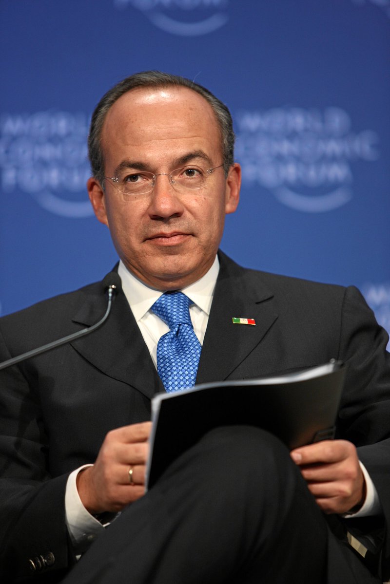 ArturoVill7's tweet photo. Paso a recordarles que la mejor participación de México en la prueba PISA fue en 2009, bajo el Gobierno de don Felipe Calderón Hinojosa.

De hecho, la propia OCDE dedicó un informe de más de 70 páginas a analizar los avances educativos de México y elogió 
las mejoras alcanzadas desde que Calderón asumió la Presidencia 

Eran tiempos en los que la educación promovía el conocimiento, la excelencia y la superación, y no estaba cargada de ideología mediocre de izquierda.