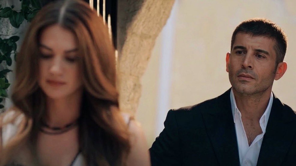 BeeQueen0000_'s tweet photo. He has no idea he just laid eyes on the love of his life. 😋
#Zeyal • #AnneYarısı https://t.co/exJf0ZgFwX