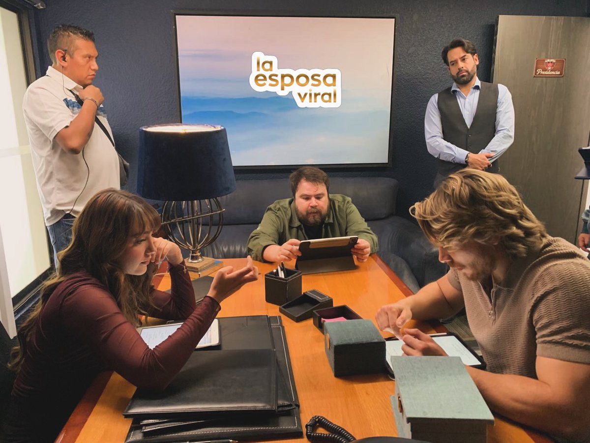 EsposaViral's tweet photo. Una fotito de las grabaciones de #AUnGolDelParaiso cuando @aldotdenigris y @elaineharomusic revisaban sus guiones 🫰🏻
La #VixMicro disponible solo por la app de @VIX 🧡 https://t.co/8G6kQI6VhD