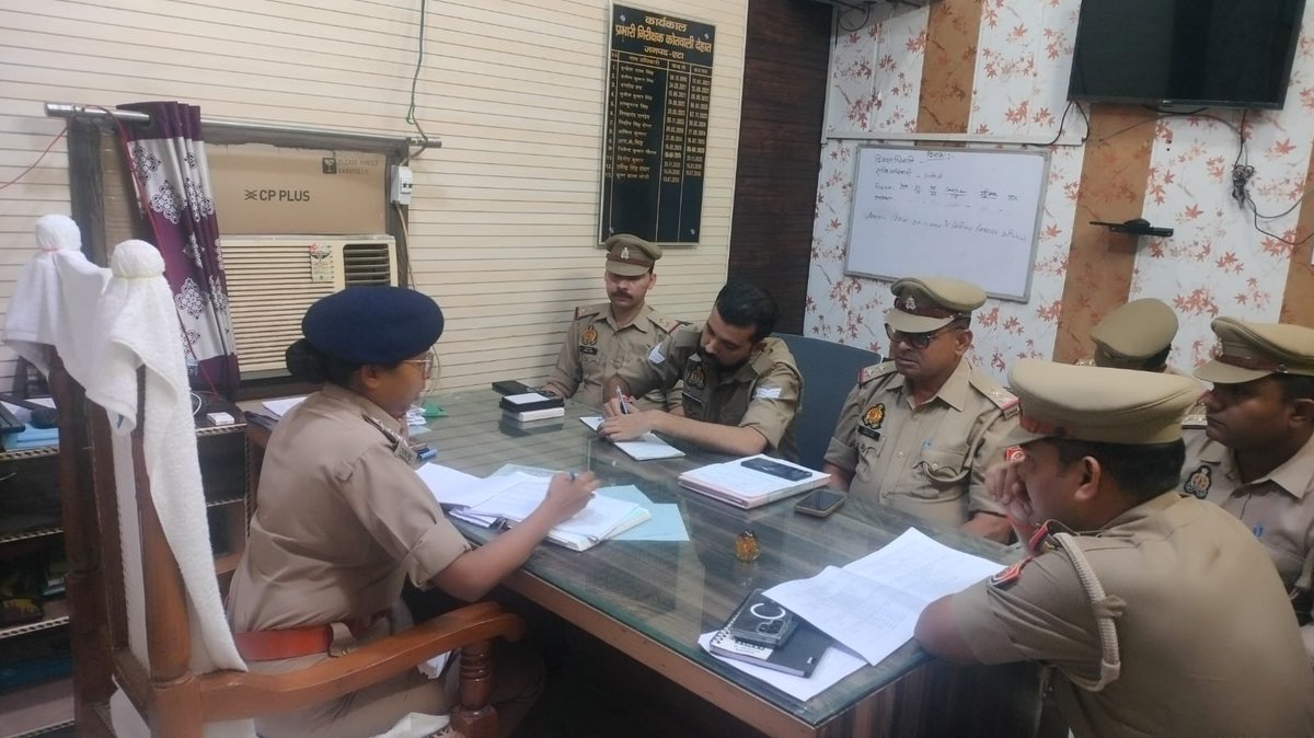 Etahpolice's tweet photo. एटा ~ क्षेत्राधिकारी नगर कीर्तिका सिंह द्वारा थाना कोतवाली देहात पर, थाना कोतवाली देहात का किया गया अर्दली रूम, अर्दली रूम के दौरान समीक्षा कर संबंधित को दिए आवश्यक दिशा निर्देश ।
#Uppolice https://t.co/goCZauHP5I