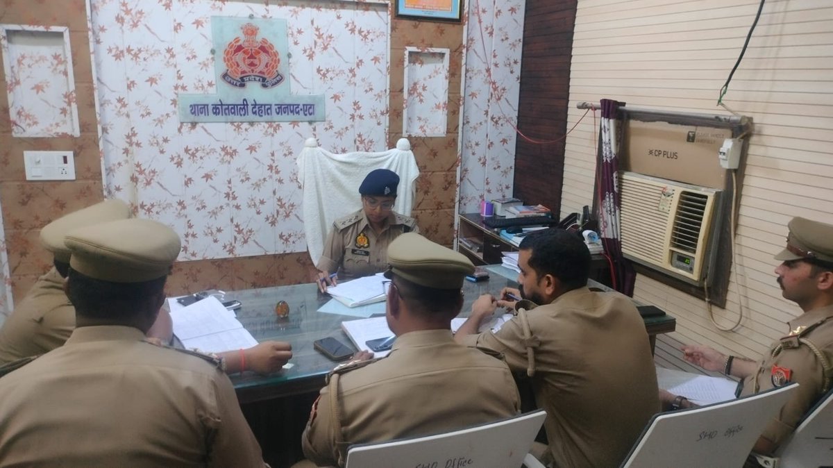 Etahpolice's tweet photo. एटा ~ क्षेत्राधिकारी नगर कीर्तिका सिंह द्वारा थाना कोतवाली देहात पर, थाना कोतवाली देहात का किया गया अर्दली रूम, अर्दली रूम के दौरान समीक्षा कर संबंधित को दिए आवश्यक दिशा निर्देश ।
#Uppolice https://t.co/goCZauHP5I