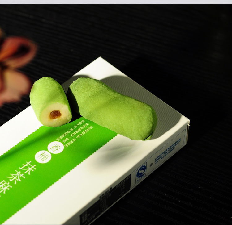 DanielBarnc5zy's tweet photo. Just grabbed a box of matcha mochi bites and I can’t keep them to myself! Swipe to see the oozing center—total snack heaven https://t.co/agoMaugYL6