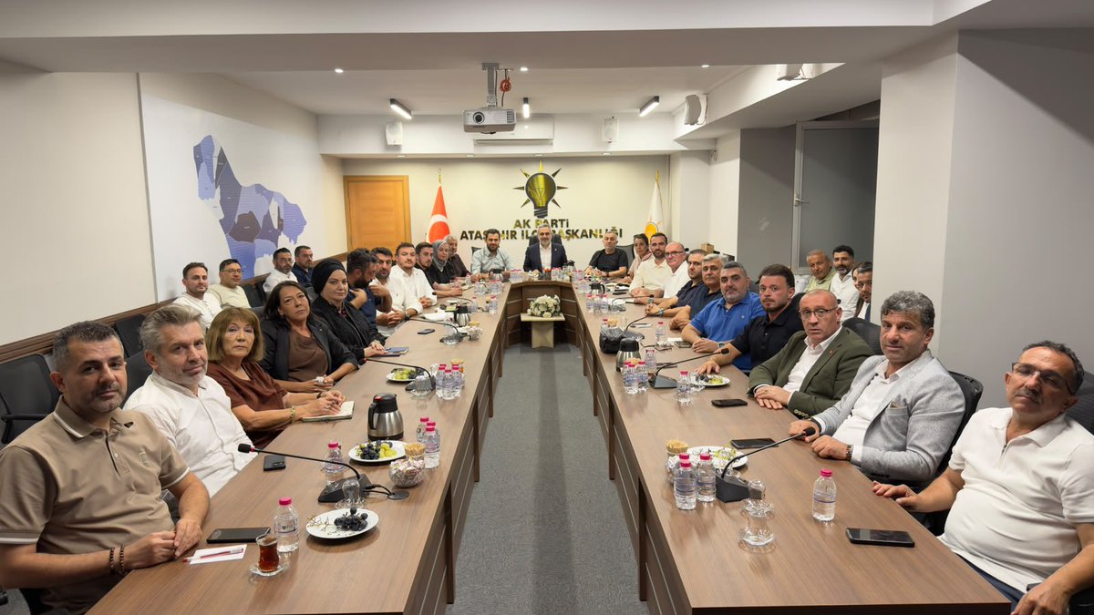 burakcifci34's tweet photo. Haftalık Olağan ilçe Yürütme ve Yönetim Kurulu toplantımızı İl Yönetim Kurulu Üyemiz @Menessavas ın katılımlarıyla gerçekleştirdik. 

Alınan ve istişare edilen kararların hayırlara vesile olmasını temenni ediyoruz.

@atasehirakparti 
@halimaksu 
@abdullahozdemir https://t.co/OGkJThXDxF